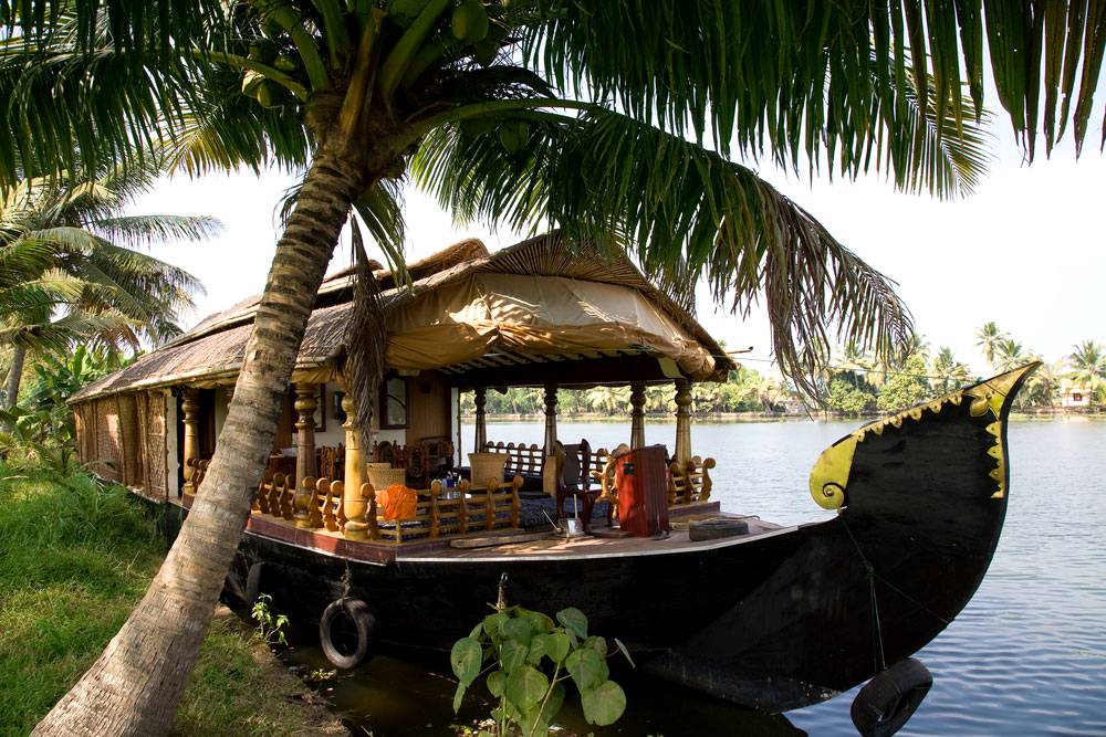 A-houseboat-in-the-backwaters,-alleppey