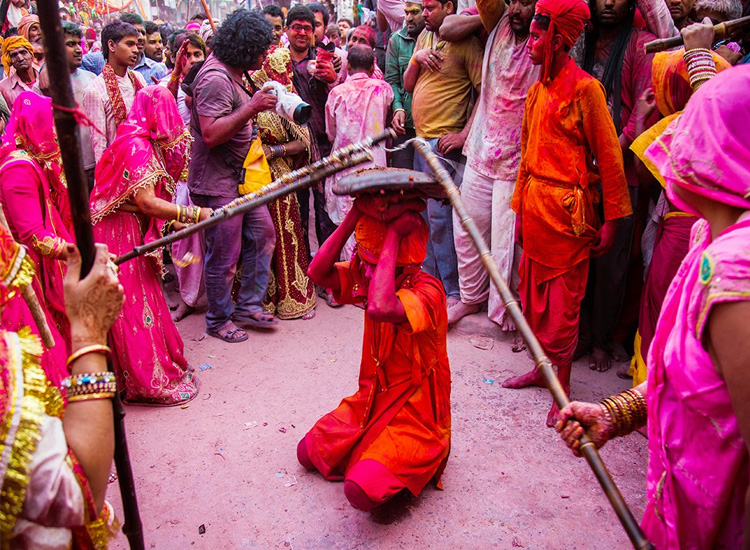 holi celebration in mathura